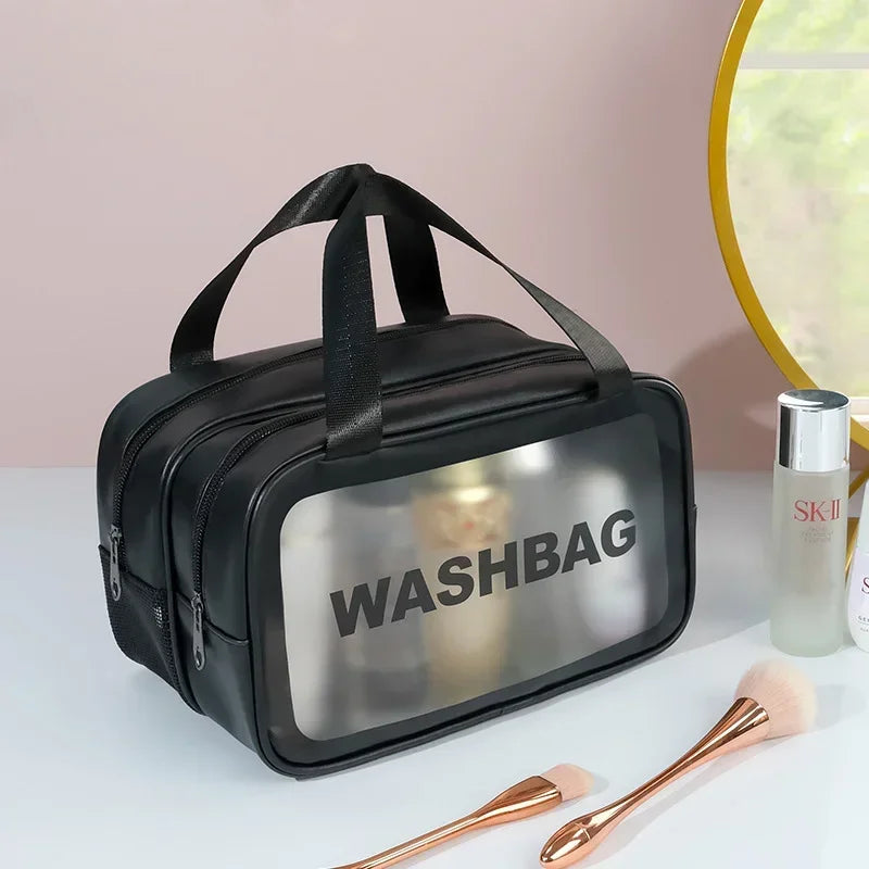 Découvrez la trousse de maquillage transparente DualClear™, l'accessoire essentiel pour les femmes modernes et maquilleurs professionnels à la recherche d'une trousse de maquillage transparente avec séparation sèche et humide intelligente pour protéger produits cosmétiques des éclaboussures, une trousse de maquillage transparente design élégant haute visibilité pour localiser essentiels beauté en un clin d'œil sans fouiller, une trousse de maquillage transparente grande capacité pour pinceaux palettes soins